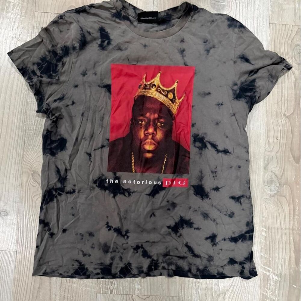 the NOTORIOUS BIG Grey Tie Dye short sleeved tee. Size Small